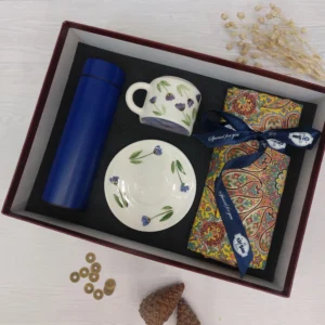 گیفت سازمانی ترمه سلطنتی در ابعاد 70 در 70 فلاكس حرارتی استوانه ای 500 میلی لیتر فنجان و نعلبكی طرح دار